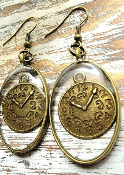 Boucle d’oreille chronomètre en bronze antique, bijoux d’horlogerie scellés en résine, accessoire historique d’inspiration victorienne, style Steampunk élégamment conçu