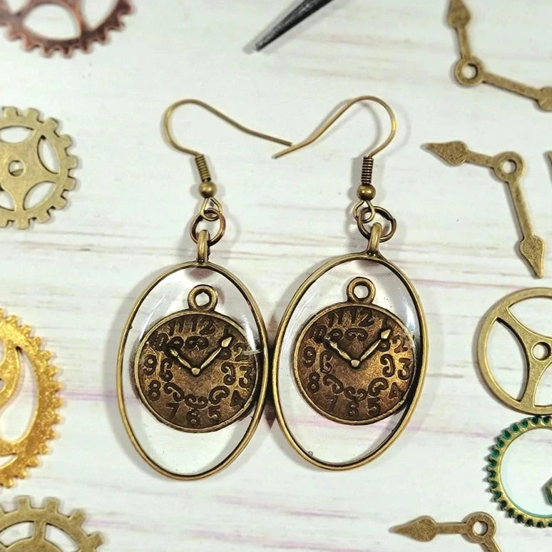 Boucle d’oreille chronomètre en bronze antique, bijoux d’horlogerie scellés en résine, accessoire historique d’inspiration victorienne, style Steampunk élégamment conçu