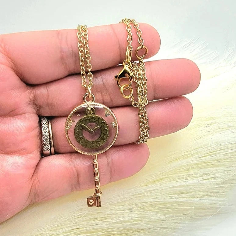 Timeless Antique Bronze Steampunk Key Necklace, Wheel Gear Pendant, Unique Handmade Jewelry, Unisex Accessory, Elegant & Distinctive Design