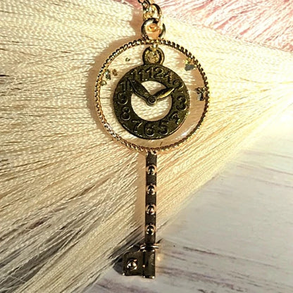 Timeless Antique Bronze Steampunk Key Necklace, Wheel Gear Pendant, Unique Handmade Jewelry, Unisex Accessory, Elegant & Distinctive Design