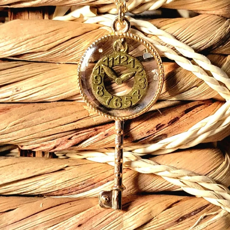 Timeless Antique Bronze Steampunk Key Necklace, Wheel Gear Pendant, Unique Handmade Jewelry, Unisex Accessory, Elegant & Distinctive Design