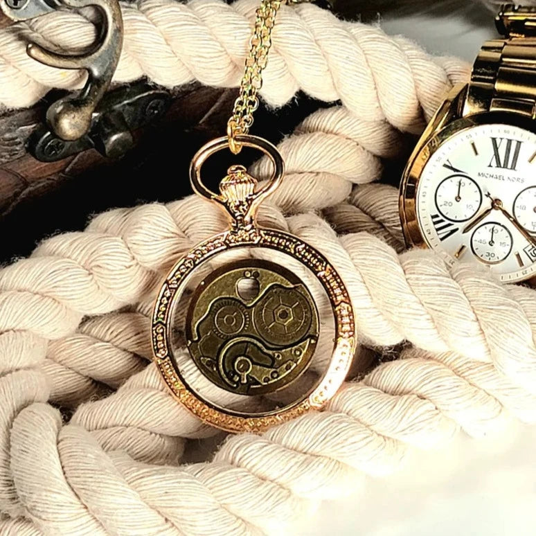 Élégant équipement Steampunk de style victorien dans un collier en bronze antique, design de montre de poche dorée, bijoux délicats et robustes, élégance unique