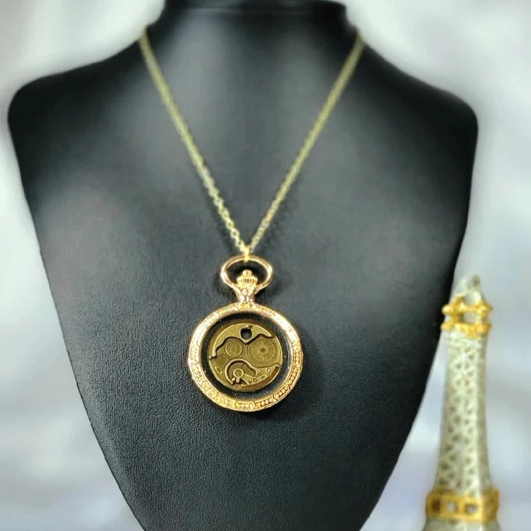 Élégant équipement Steampunk de style victorien dans un collier en bronze antique, design de montre de poche dorée, bijoux délicats et robustes, élégance unique