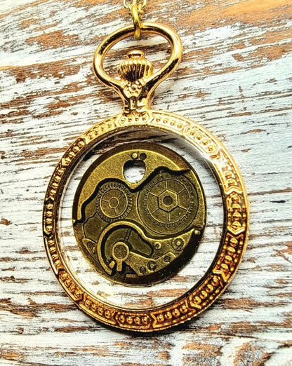 Élégant équipement Steampunk de style victorien dans un collier en bronze antique, design de montre de poche dorée, bijoux délicats et robustes, élégance unique