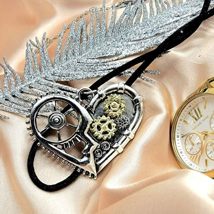 Steampunk Gear Heart Necklace, Unique Victorian-Inspired Pendant, Mechanical Chic with Romantic Allure Jewelry, Wearable Fusion Art Accessory