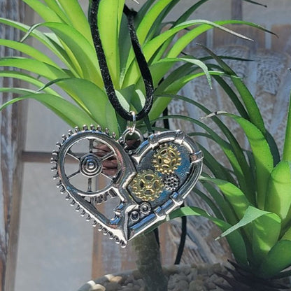 Steampunk Gear Heart Necklace, Unique Victorian-Inspired Pendant, Mechanical Chic with Romantic Allure Jewelry, Wearable Fusion Art Accessory