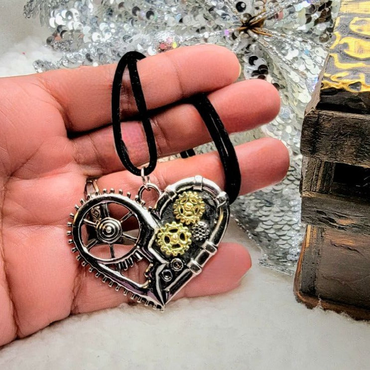 Steampunk Gear Heart Necklace, Unique Victorian-Inspired Pendant, Mechanical Chic with Romantic Allure Jewelry, Wearable Fusion Art Accessory