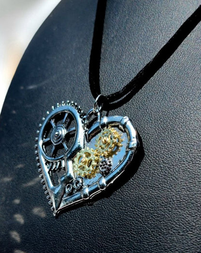 Steampunk Gear Heart Necklace, Unique Victorian-Inspired Pendant, Mechanical Chic with Romantic Allure Jewelry, Wearable Fusion Art Accessory