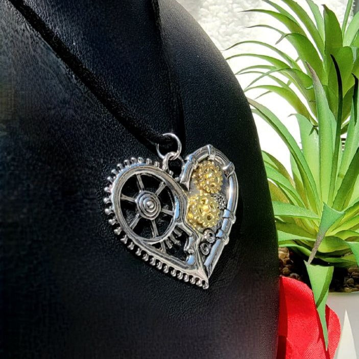 Steampunk Gear Heart Necklace, Unique Victorian-Inspired Pendant, Mechanical Chic with Romantic Allure Jewelry, Wearable Fusion Art Accessory