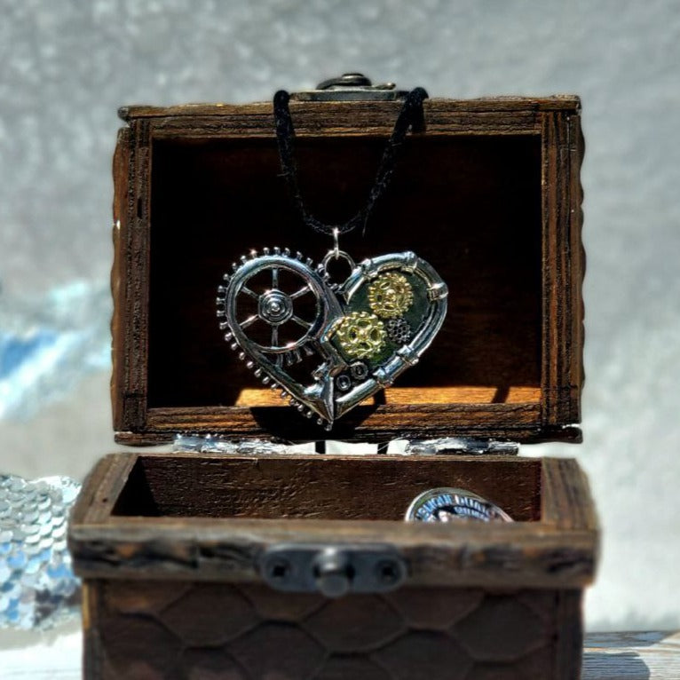 Steampunk Gear Heart Necklace, Unique Victorian-Inspired Pendant, Mechanical Chic with Romantic Allure Jewelry, Wearable Fusion Art Accessory