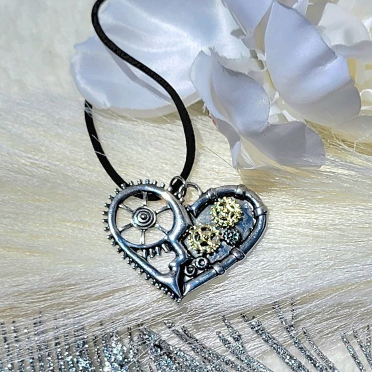 Steampunk Gear Heart Necklace, Unique Victorian-Inspired Pendant, Mechanical Chic with Romantic Allure Jewelry, Wearable Fusion Art Accessory