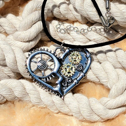 Steampunk Gear Heart Necklace, Unique Victorian-Inspired Pendant, Mechanical Chic with Romantic Allure Jewelry, Wearable Fusion Art Accessory