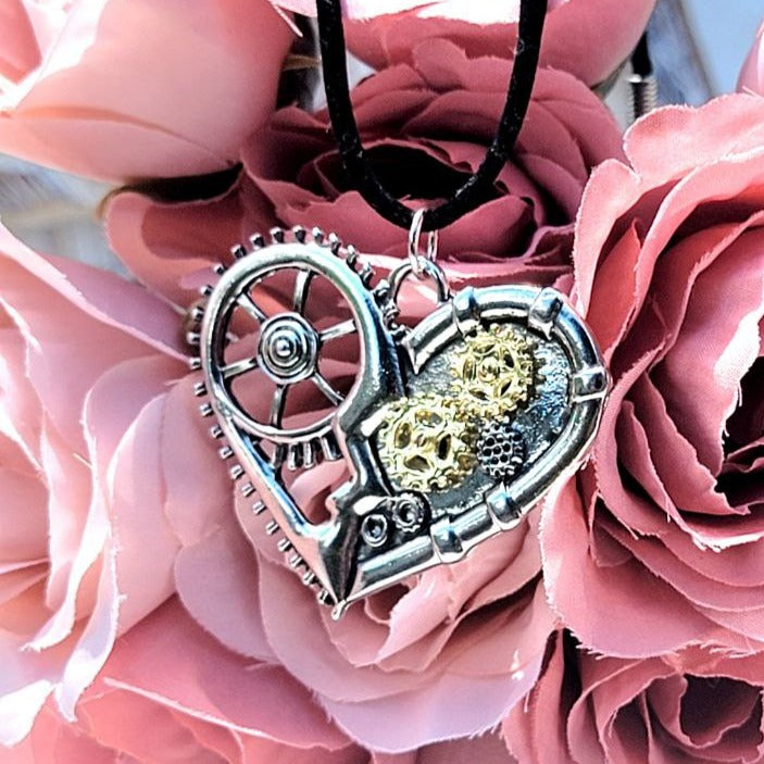 Steampunk Gear Heart Necklace, Unique Victorian-Inspired Pendant, Mechanical Chic with Romantic Allure Jewelry, Wearable Fusion Art Accessory