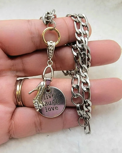 Encanto de tacones de aguja en collar de plata Figaro, Live Love Laugh Inspirational, colgante de tacón alto, joyería motivacional, empoderamiento de las mujeres