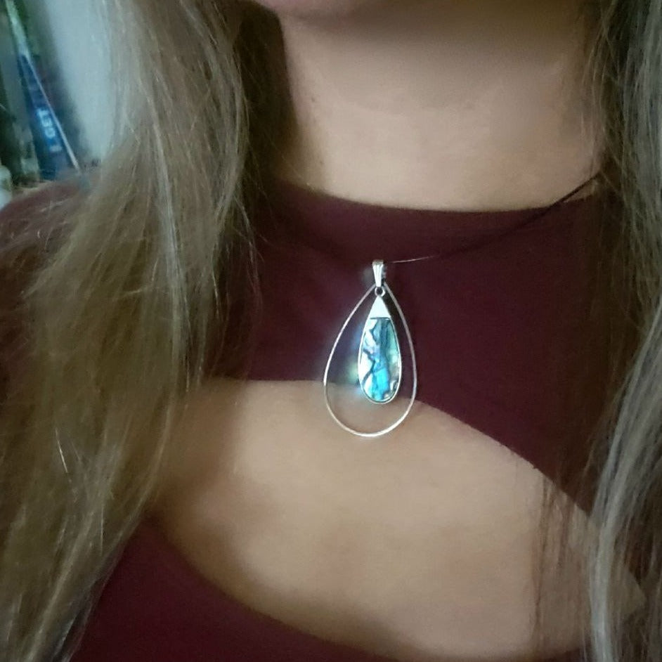 Gargantilla de lágrima de concha multicolor, colgante místico de remolino azul y verde, collar minimalista de alambre negro, joyería radiante, ropa elegante para eventos