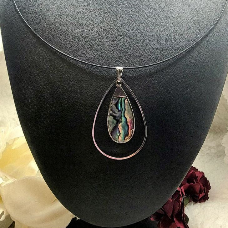 Gargantilla de lágrima de concha multicolor, colgante místico de remolino azul y verde, collar minimalista de alambre negro, joyería radiante, ropa elegante para eventos