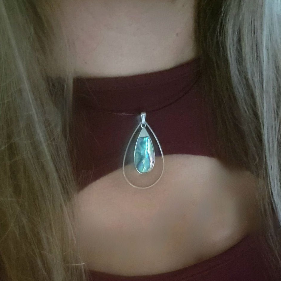 Collier multicolore en forme de larme en forme de coquille, pendentif mystique bleu et vert, collier minimaliste en fil noir, bijoux rayonnants, vêtements d'événement élégants