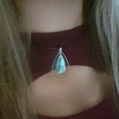 Gargantilla de lágrima de concha multicolor, colgante místico de remolino azul y verde, collar minimalista de alambre negro, joyería radiante, ropa elegante para eventos