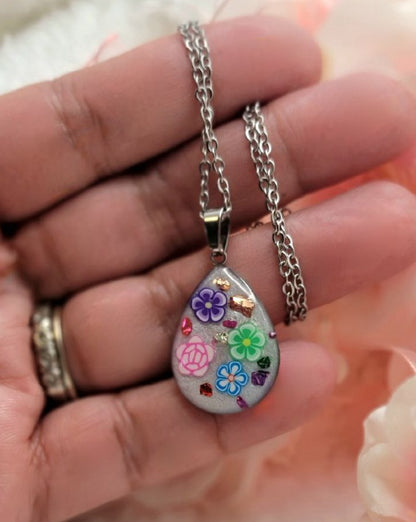 Bijoux faits à la main inspirés des prairies, l'essence de l'été, pendentif lumineux et vibrant, parfait pour les amoureux de la nature, célébrez la beauté saisonnière