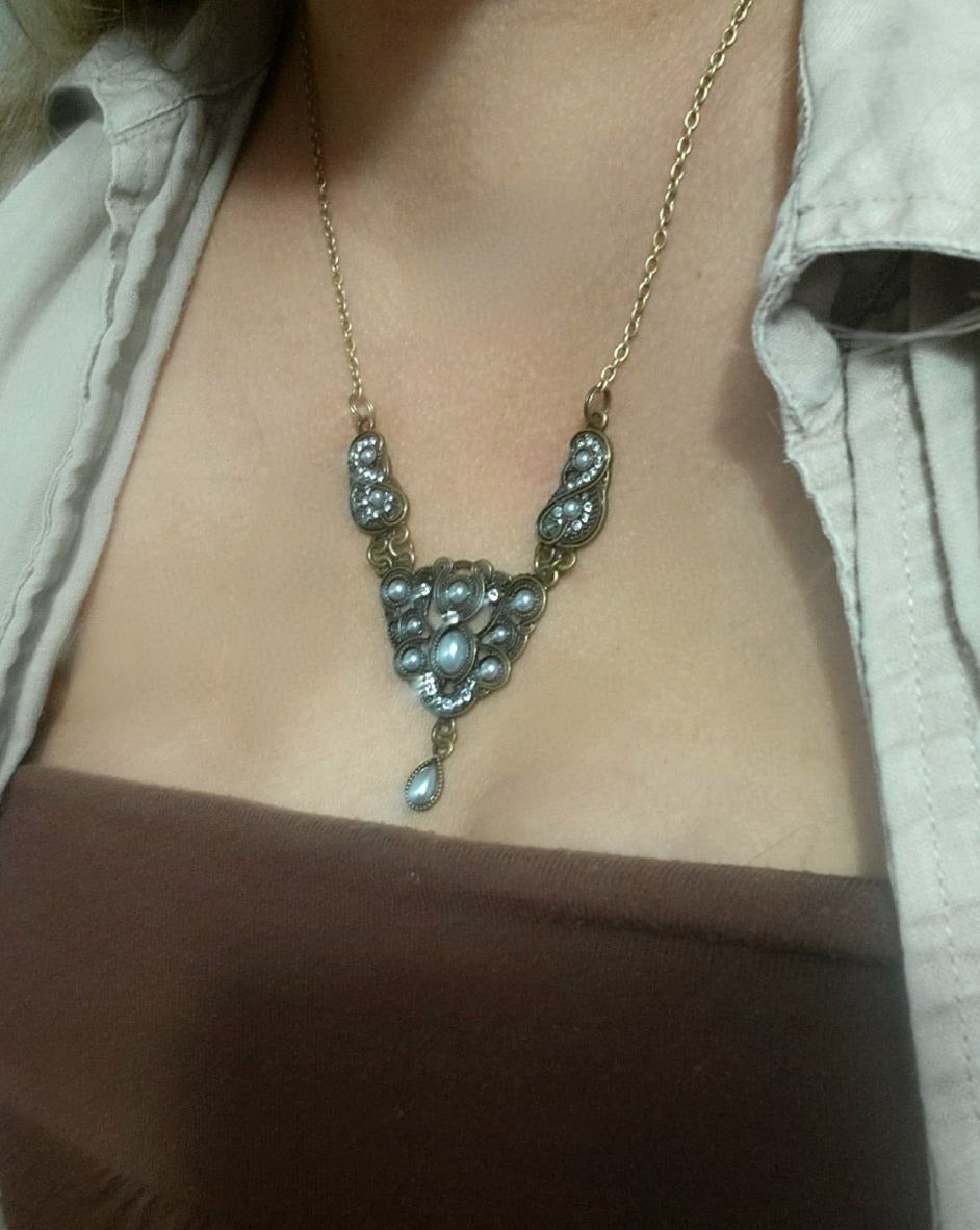 Pendentif triangle avec perle en forme de larme, pièce de déclaration de mode historique, design d’inspiration égyptienne, collier antique de l’ère édouardienne en bronze