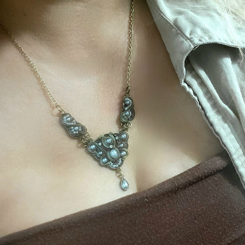 Pendentif triangle avec perle en forme de larme, pièce de déclaration de mode historique, design d’inspiration égyptienne, collier antique de l’ère édouardienne en bronze