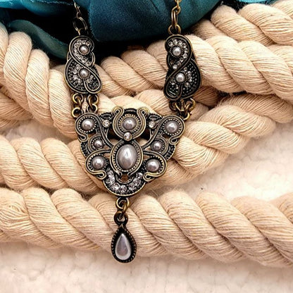 Pendentif triangle avec perle en forme de larme, pièce de déclaration de mode historique, design d’inspiration égyptienne, collier antique de l’ère édouardienne en bronze