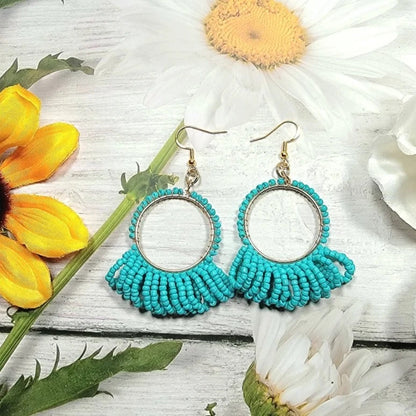 Pendientes de aro de cuentas de semillas de color turquesa boho, colgante radiante de inspiración tropical, accesorio de verano vibrante, joyería azul bohemia, mares iluminados por el sol