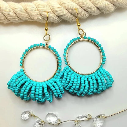 Pendientes de aro de cuentas de semillas de color turquesa boho, colgante radiante de inspiración tropical, accesorio de verano vibrante, joyería azul bohemia, mares iluminados por el sol