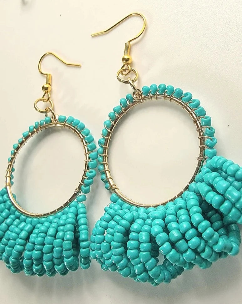 Pendientes de aro de cuentas de semillas de color turquesa boho, colgante radiante de inspiración tropical, accesorio de verano vibrante, joyería azul bohemia, mares iluminados por el sol