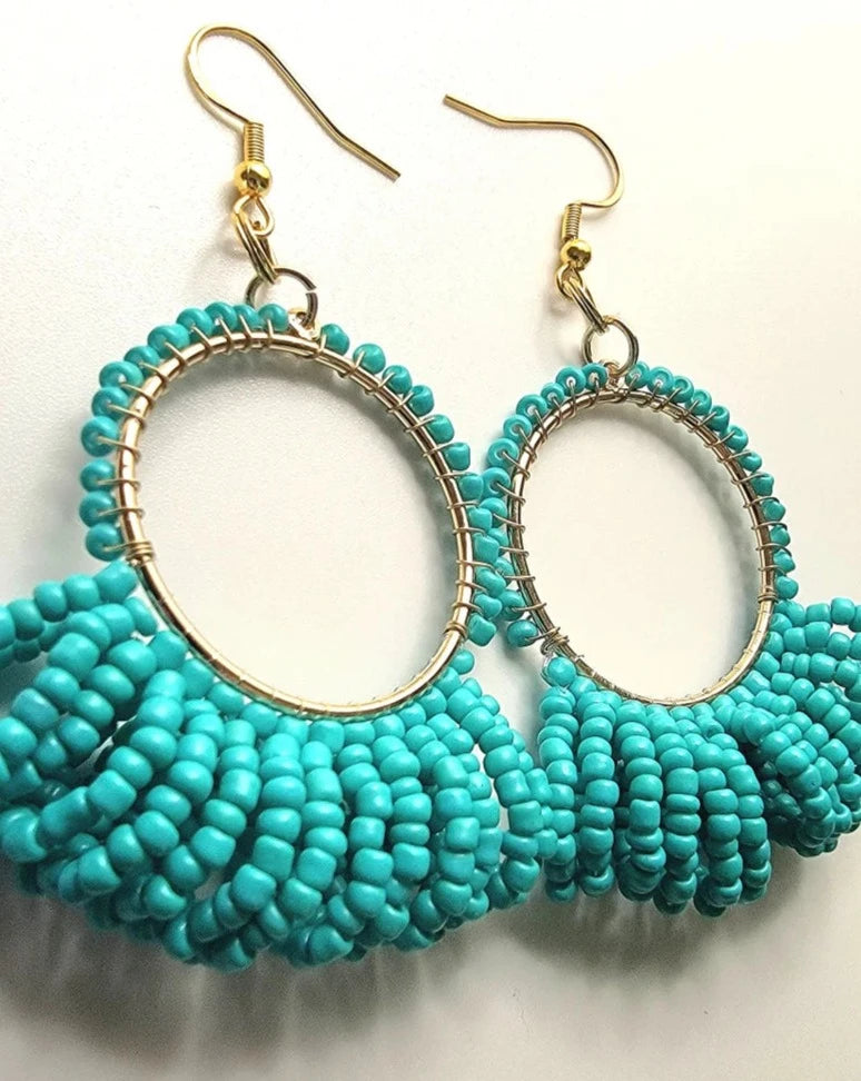 Pendientes de aro de cuentas de semillas de color turquesa boho, colgante radiante de inspiración tropical, accesorio de verano vibrante, joyería azul bohemia, mares iluminados por el sol