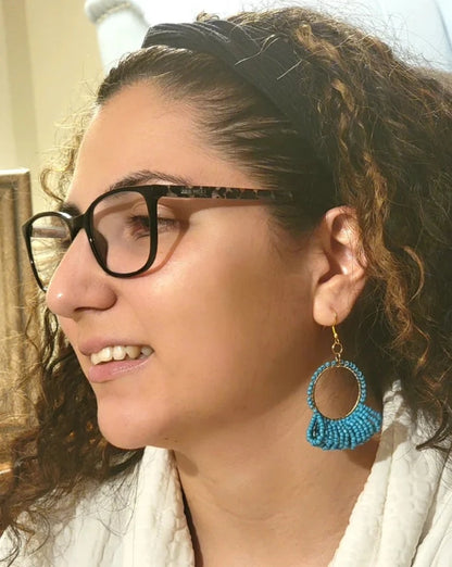 Pendientes de aro de cuentas de semillas de color turquesa boho, colgante radiante de inspiración tropical, accesorio de verano vibrante, joyería azul bohemia, mares iluminados por el sol