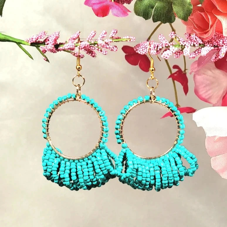 Boucles d’oreilles Boho Turquoise Seed Bead Hoop, Radiant Tropical-Inspired Dangle, Vibrant Summer Accessoire, Boho Azure Jewelry, Sunlit Seas