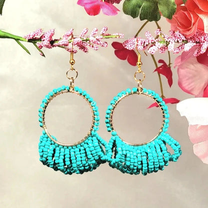 Pendientes de aro de cuentas de semillas de color turquesa boho, colgante radiante de inspiración tropical, accesorio de verano vibrante, joyería azul bohemia, mares iluminados por el sol