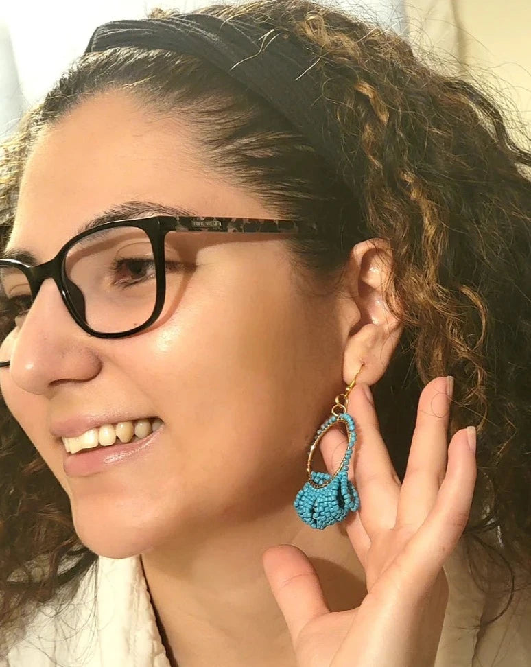 Pendientes de aro de cuentas de semillas de color turquesa boho, colgante radiante de inspiración tropical, accesorio de verano vibrante, joyería azul bohemia, mares iluminados por el sol