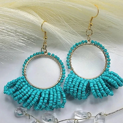 Pendientes de aro de cuentas de semillas de color turquesa boho, colgante radiante de inspiración tropical, accesorio de verano vibrante, joyería azul bohemia, mares iluminados por el sol