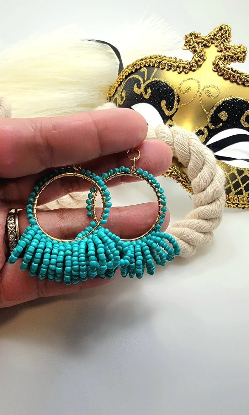 Boucles d’oreilles Boho Turquoise Seed Bead Hoop, Radiant Tropical-Inspired Dangle, Vibrant Summer Accessoire, Boho Azure Jewelry, Sunlit Seas