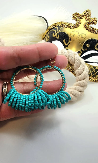 Pendientes de aro de cuentas de semillas de color turquesa boho, colgante radiante de inspiración tropical, accesorio de verano vibrante, joyería azul bohemia, mares iluminados por el sol