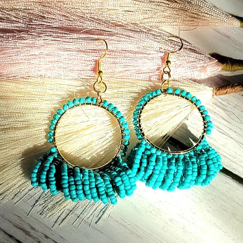 Pendientes de aro de cuentas de semillas de color turquesa boho, colgante radiante de inspiración tropical, accesorio de verano vibrante, joyería azul bohemia, mares iluminados por el sol