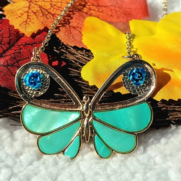 Collier papillon coquille turquoise, bijoux insectes, cadeau pour les amoureux de la nature, bijoux d’été artisanaux vibrants, pendentif charme animal