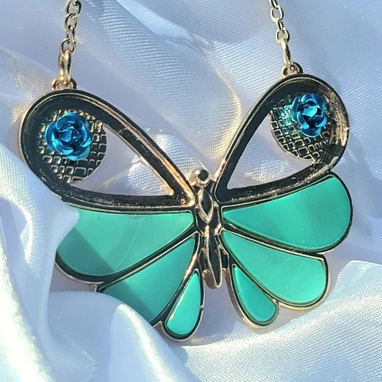 Collar de mariposa de concha turquesa, joyería de insectos, regalo para amantes de la naturaleza, joyería de verano artesanal vibrante, colgante de encanto animal