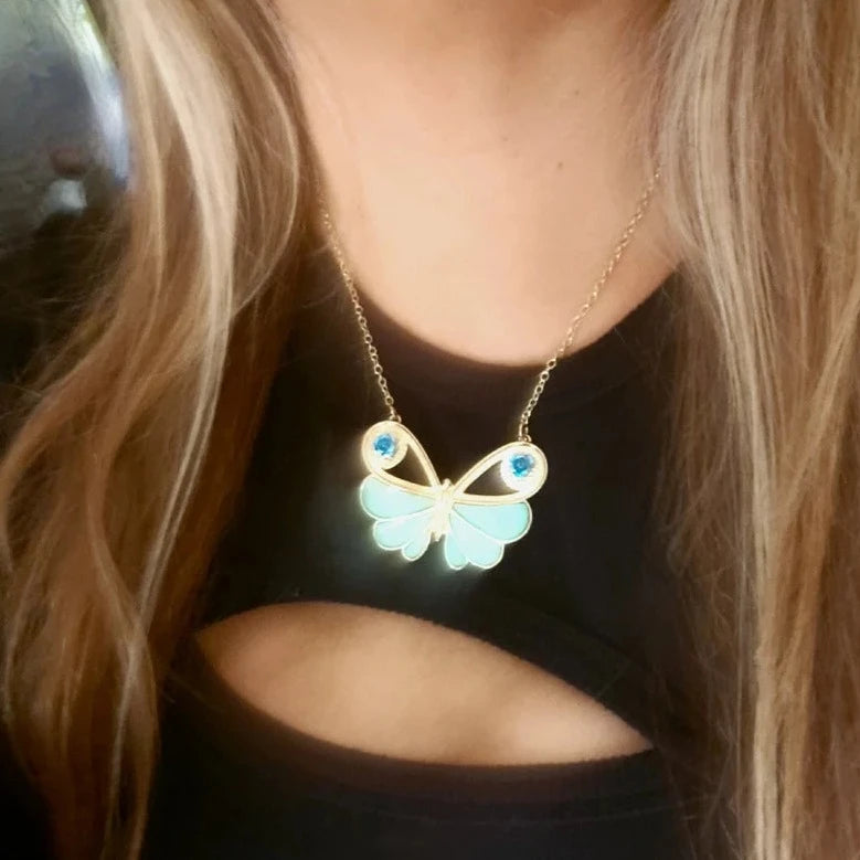 Collar de mariposa de concha turquesa, joyería de insectos, regalo para amantes de la naturaleza, joyería de verano artesanal vibrante, colgante de encanto animal