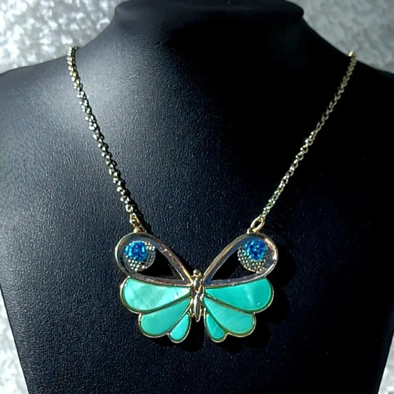 Collar de mariposa de concha turquesa, joyería de insectos, regalo para amantes de la naturaleza, joyería de verano artesanal vibrante, colgante de encanto animal