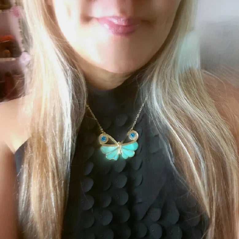 Collar de mariposa de concha turquesa, joyería de insectos, regalo para amantes de la naturaleza, joyería de verano artesanal vibrante, colgante de encanto animal