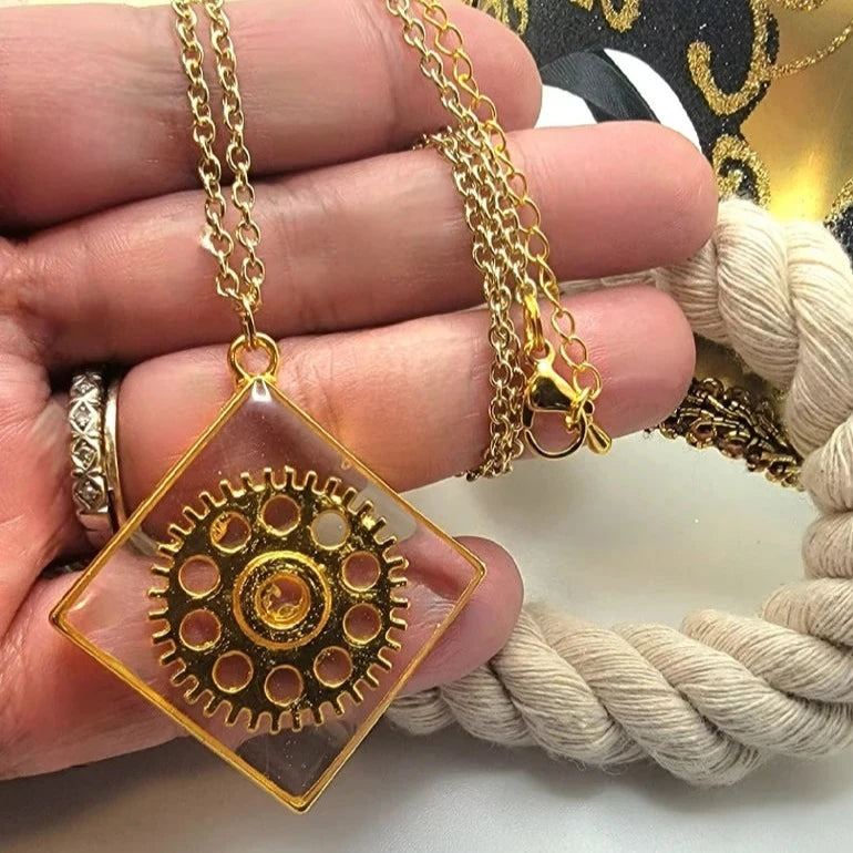 Fascinante diseño de engranajes de rueda dorada, joyería llamativa con elementos mecánicos, joyería moderna de elegancia nostálgica, Steampunk que marca tendencia