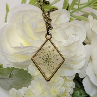 Collier de fleurs de souffle de bébé blanc, vrais bijoux floraux, art botanique sous forme portable, amour éternel, cadeau inspiré de la nature