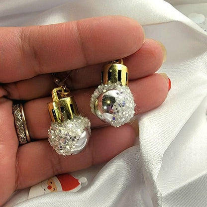 Pendientes de bolas de Navidad blancas, joyas navideñas festivas y atemporales, brillo de temporada, joyas navideñas elegantes, estilo glamuroso de invierno