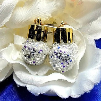 Pendientes de bolas de Navidad blancas, joyas navideñas festivas y atemporales, brillo de temporada, joyas navideñas elegantes, estilo glamuroso de invierno