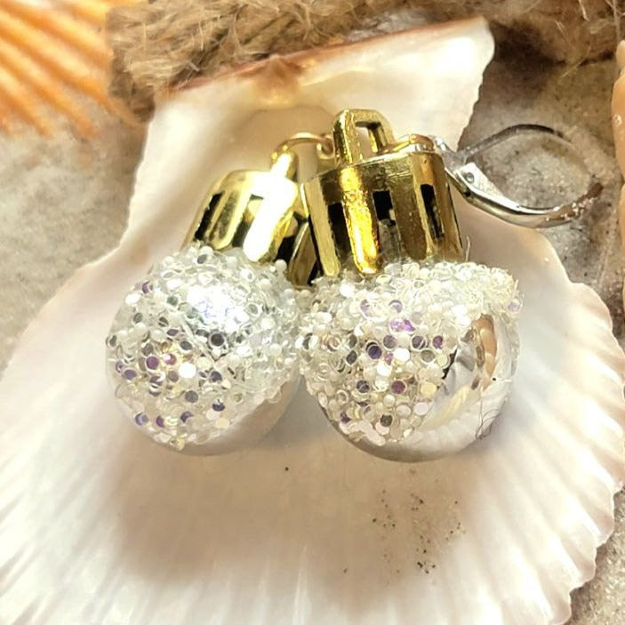 Pendientes de bolas de Navidad blancas, joyas navideñas festivas y atemporales, brillo de temporada, joyas navideñas elegantes, estilo glamuroso de invierno