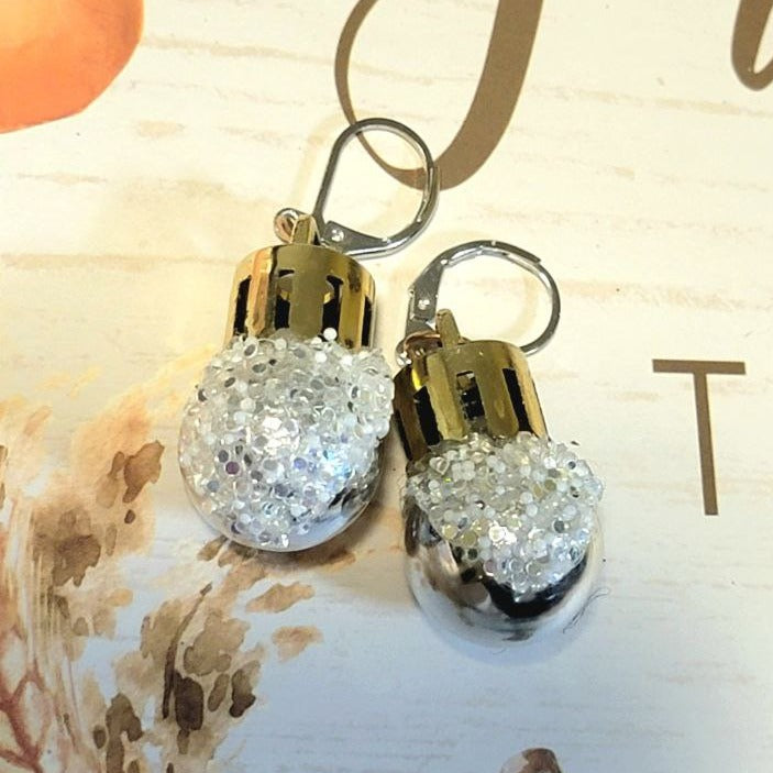 Pendientes de bolas de Navidad blancas, joyas navideñas festivas y atemporales, brillo de temporada, joyas navideñas elegantes, estilo glamuroso de invierno