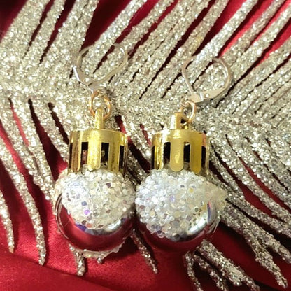 Pendientes de bolas de Navidad blancas, joyas navideñas festivas y atemporales, brillo de temporada, joyas navideñas elegantes, estilo glamuroso de invierno